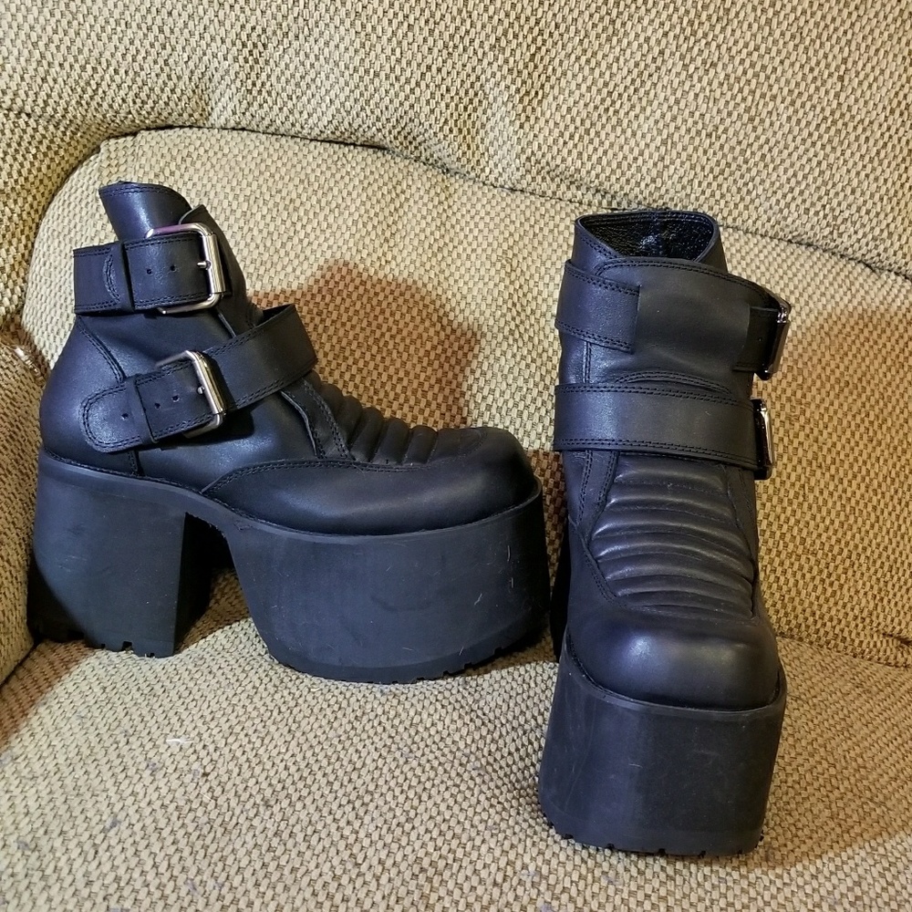 UNIF downer boots size 8